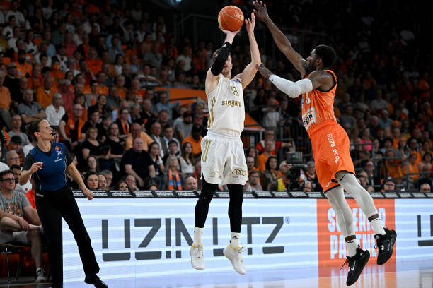 引起轰动的 引起轰动的